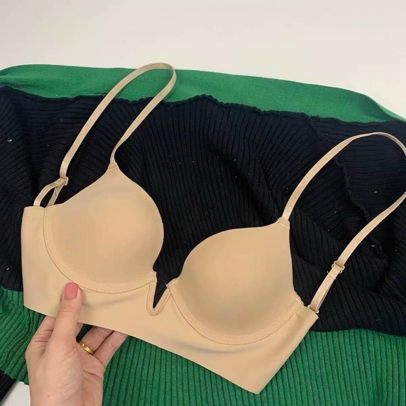 Áo lót khoét ngực và lưng sâu mặc cùng váy hở lưng hoặc cổ U sâu để không bị lộ áo lót trong