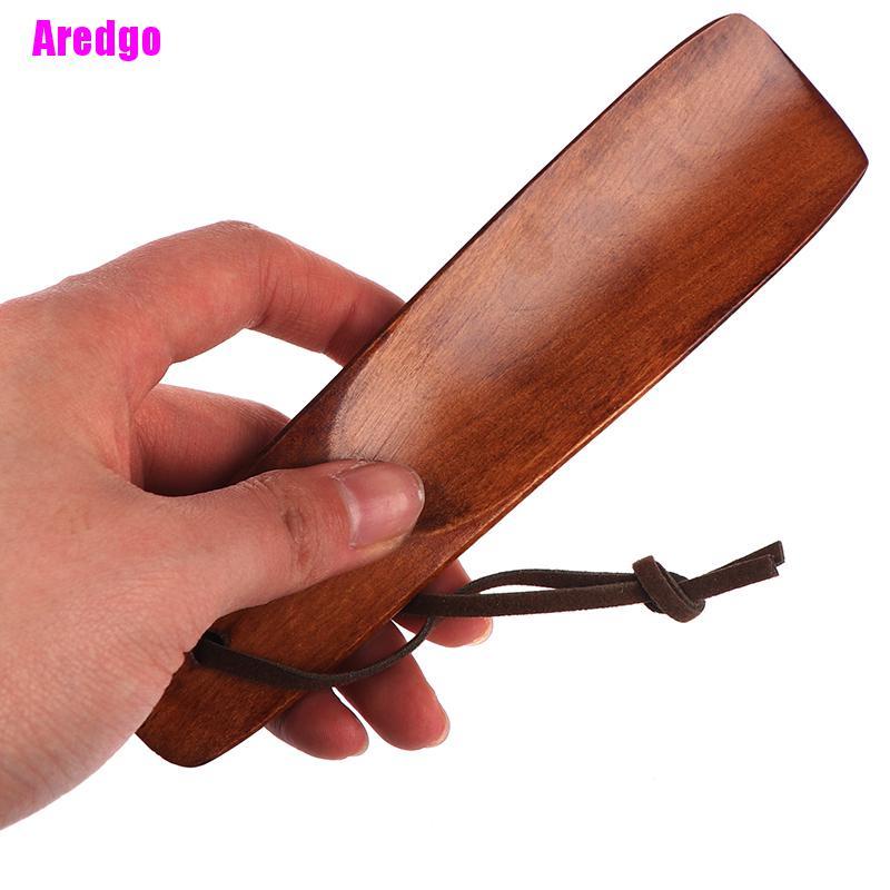 Dụng cụ hỗ trợ mang giày bằng gỗ