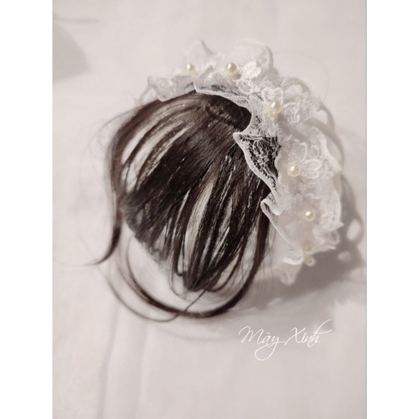 Băng đô tóc giả ren trắng đính hạt cho bé