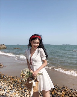 Đầm trắng hoa thêu