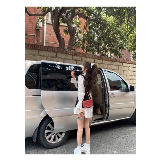 Set áo hai dây đen kèm váy sơ mi