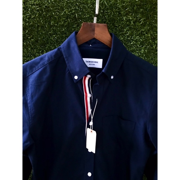 Áo sơ mi thom browne màu xanh navy, viền ngay khuy áo, vải oxford