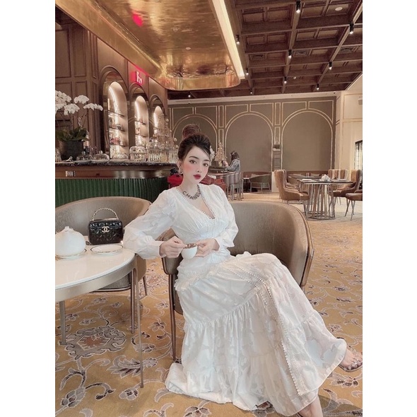 Váy trắng sẻ đùi