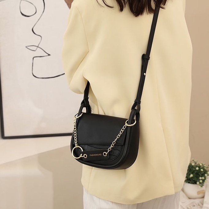 Túi xách nữ đeo vai đeo chéo cá tính da mềm nắp vát hot trend CV79