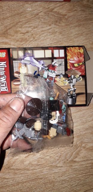 Lắp ráp 1 hộp LegoNinjaWord 82180 có nhiều chi tiết bằng nhựa ABS