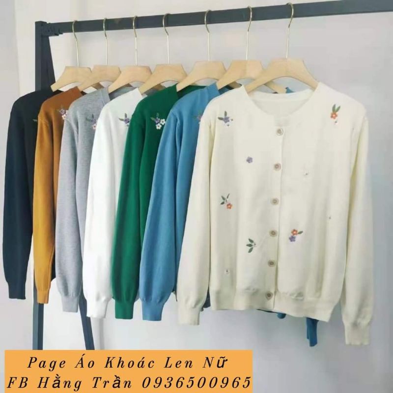 Áo khoác len nữ cổ tròn thêu hoa.