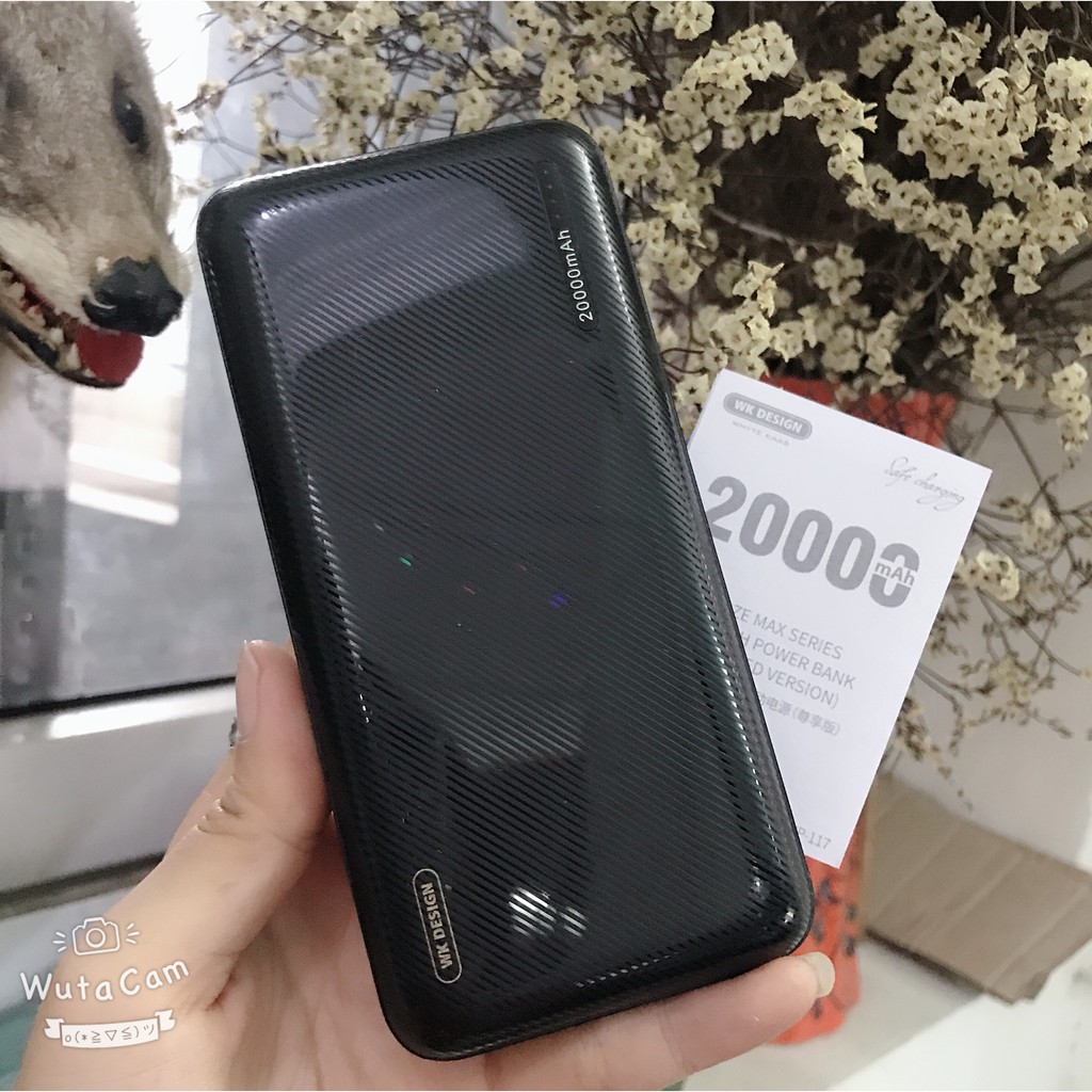 Pin sạc dự phòng 20000mah remax với thiết kế vân sọc chống trơn giúp sạc pin dự phòng nhiều điện thoại tiện ích 2 đầu ra