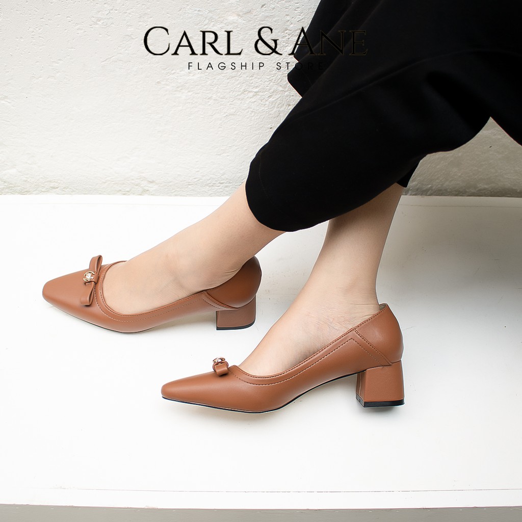 Carl & Ane - Giày cao gót mũi vuông phối nơ đính đá cao 5cm màu bò _ CP007 | BigBuy360 - bigbuy360.vn