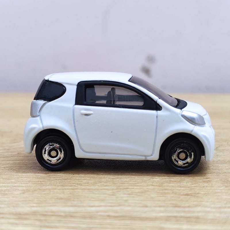 Xe ô tô mô hình Tomica Toyota IQ trắng No.28
