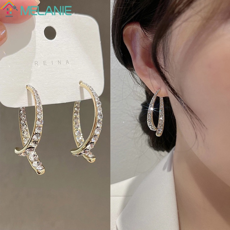 Đôi bông tai dài đính hạt đá kim cương dạng vòng cong chéo nhau dành cho nữ