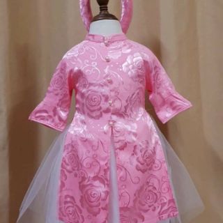 Áo dài cách tân lụa kèm mấn và chân xoè