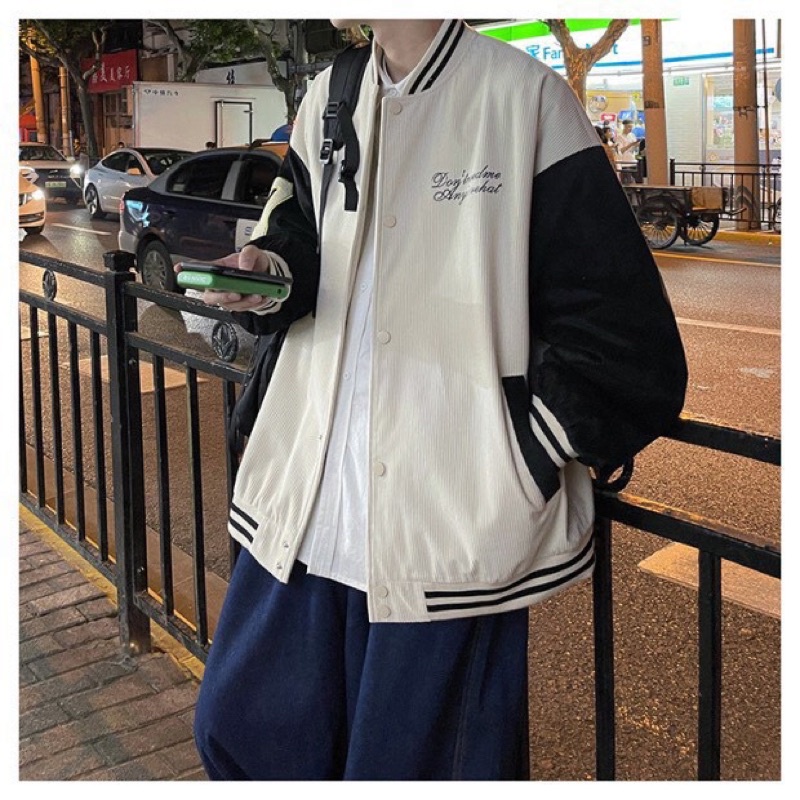 Áo khoác bomber unisex vải nhung tăm thêu chữ và nút bấm màu kem và đen freesize Pumi