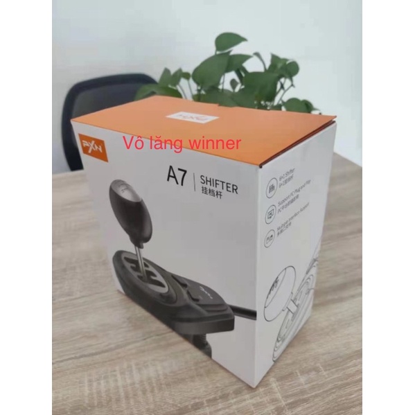Bộ vô lăng chơi game đua xe PXN V10. bao gồm bàn đạp và cần số.