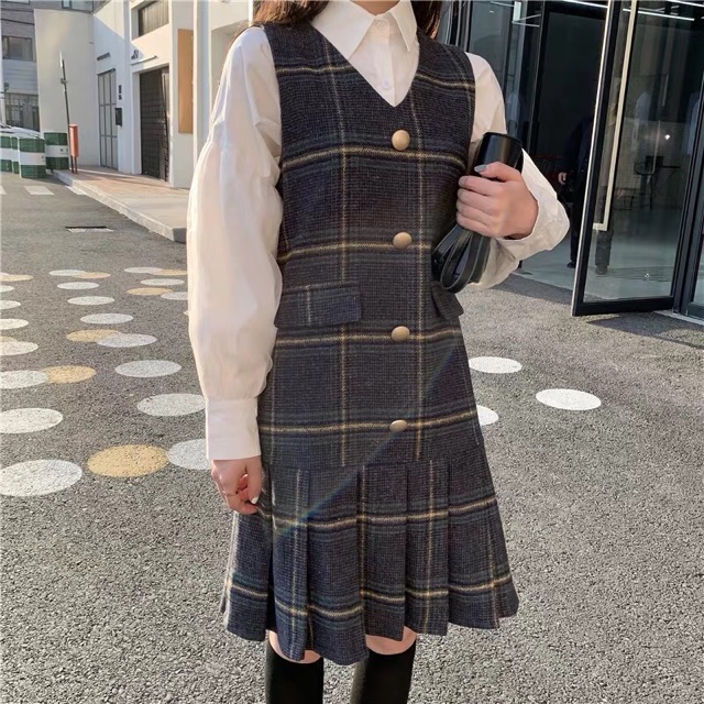 Set váy yếm dạ kẻ suông xếp ly đính cúc và áo sơ mi trắng tay bồng hàng Qc