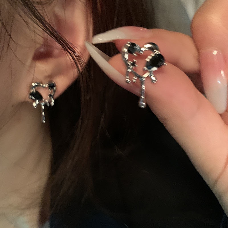 Khuyên Tai Hình Trái Tim Phong Cách Tối Màu Phong Cách Mới 2022