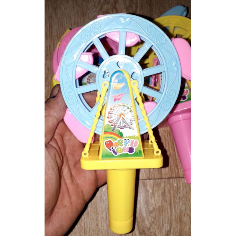 Một cái mô hình cối xoay gió bằng nhựa có đèn rất đẹp