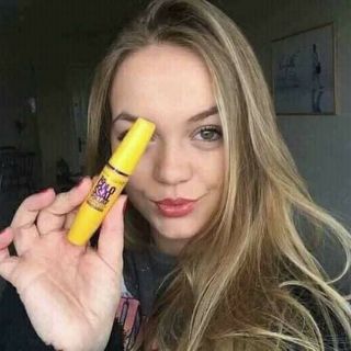 Mascara maybelline vàng