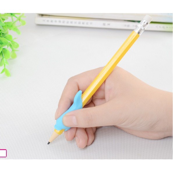 Đệm Cầm Bút Hình Cá Không mỏi tay siêu tiện lợi giá rẻ cho bé