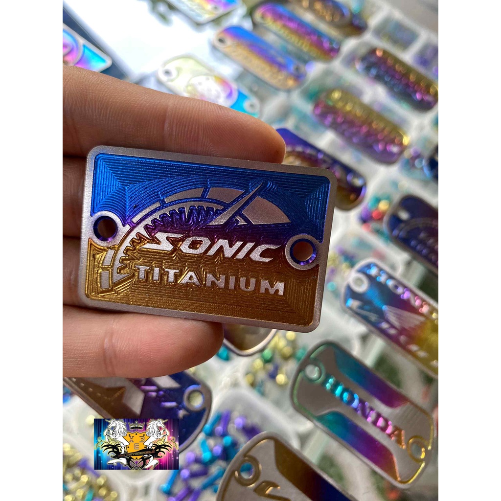 LOGO TITAN GẮN NẮP BÌNH DẦU TAY THẮNG XE WAVE , HD, SIRUS, YAMAHA , VARIO, SONIC, WINER, EX