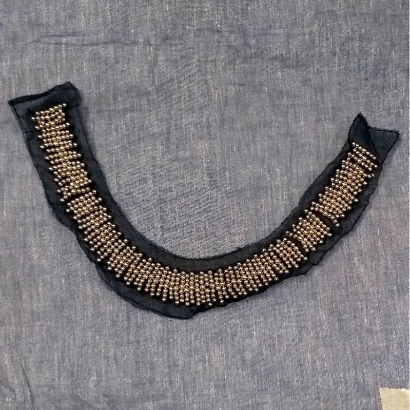 Cổ áo kết cườm may lên áo