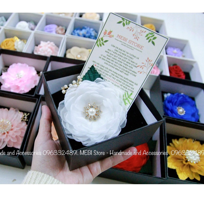 Hoa cài áo handmade mẫu vải voan hàn cánh nhăn xếp tầng mix cành trai chùm màu trắng Nobox