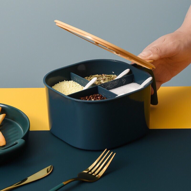 Hộp đựng gia vị 4 ngăn tiện lợi.