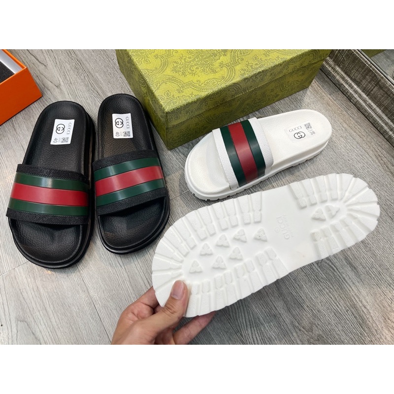 Ảnh tay chụp dép SALE shock