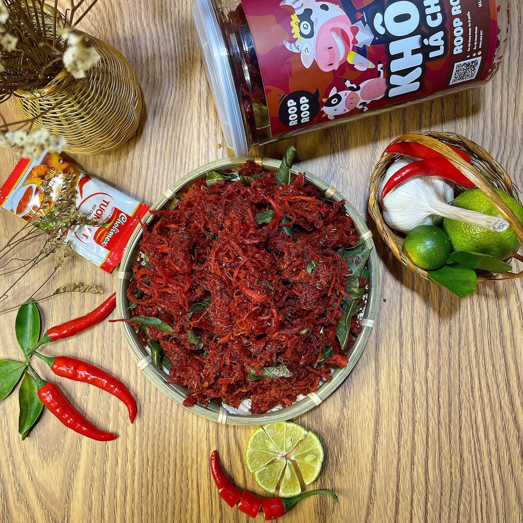 Khô bò sợi ngắn lá chanh cay 300g RoopRoop đồ ăn vặt Sài Gòn đồ ăn vừa ngon vừa rẻ | BigBuy360 - bigbuy360.vn