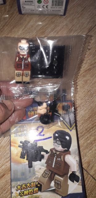 Lắp ráp 1 hộp LegoBattle 0822 có nhiều chi tiết bằng nhựa ABS