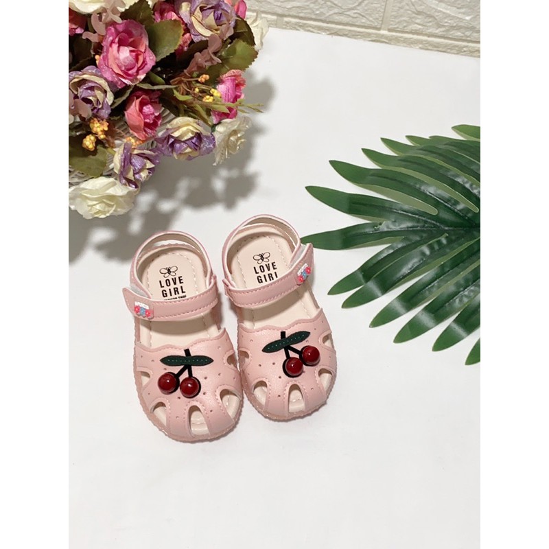 Dép Sandal Tập Đi Cho Bé Gái Đế Siêu Mềm Chống Trơn Trượt Đính Cherry 0- 4 Tuổi M025