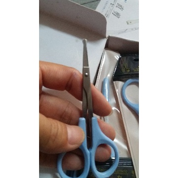 Kéo tỉa lông mũi có nắp đậy đầu kéo