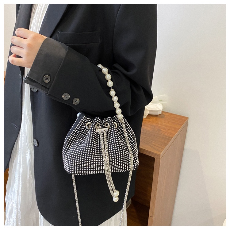 Túi Xách bucket Đeo Vai Đính Ngọc Trai Phối Dây Xích Thời Trang Sành Điệu