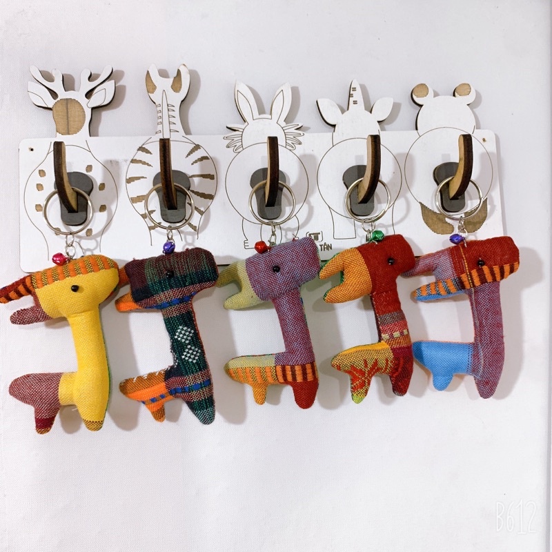 Móc khoá thổ Cẩm hình hươu cao cổ treo túi