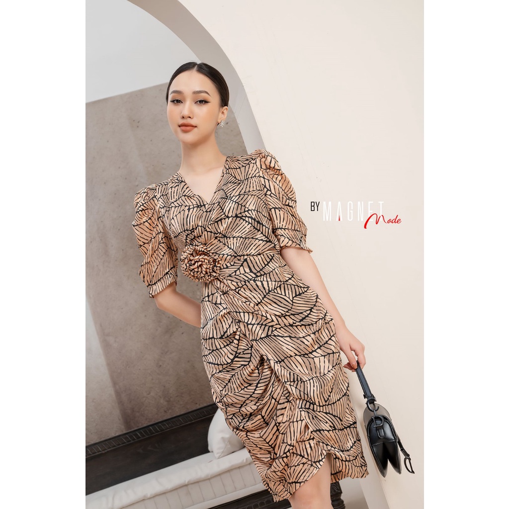 Đầm công sở chất liệu tơ màu vàng đồng thời trang MAGNET thiết kế vạt chéo nhún eo