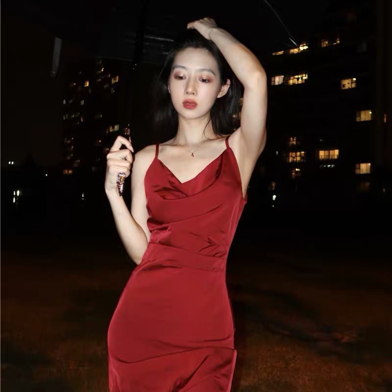 Váy 2 dây lụa đỏ xẻ tà.