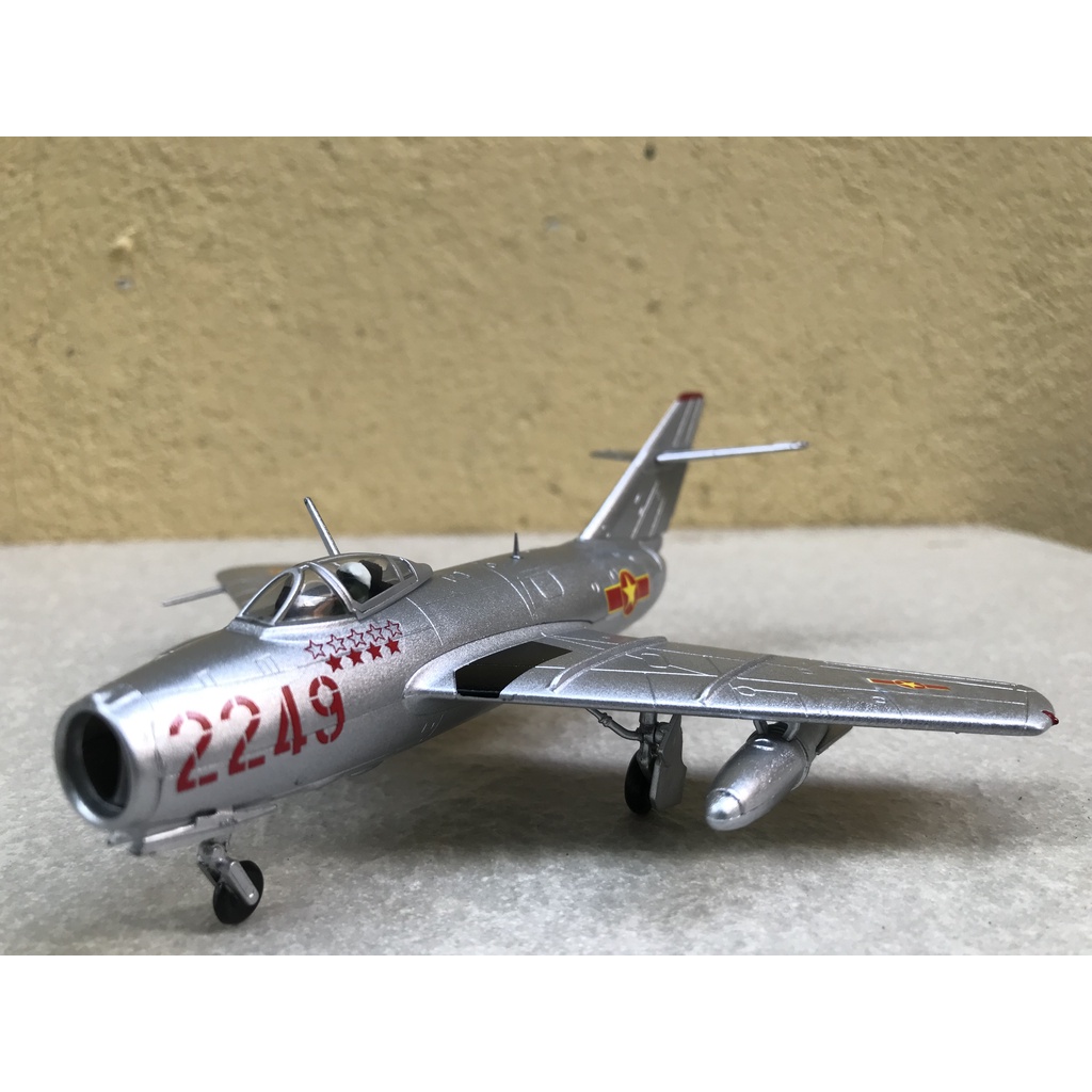 Mô hình máy bay Tiêm kích MIG-17 Việt Nam - 1:72