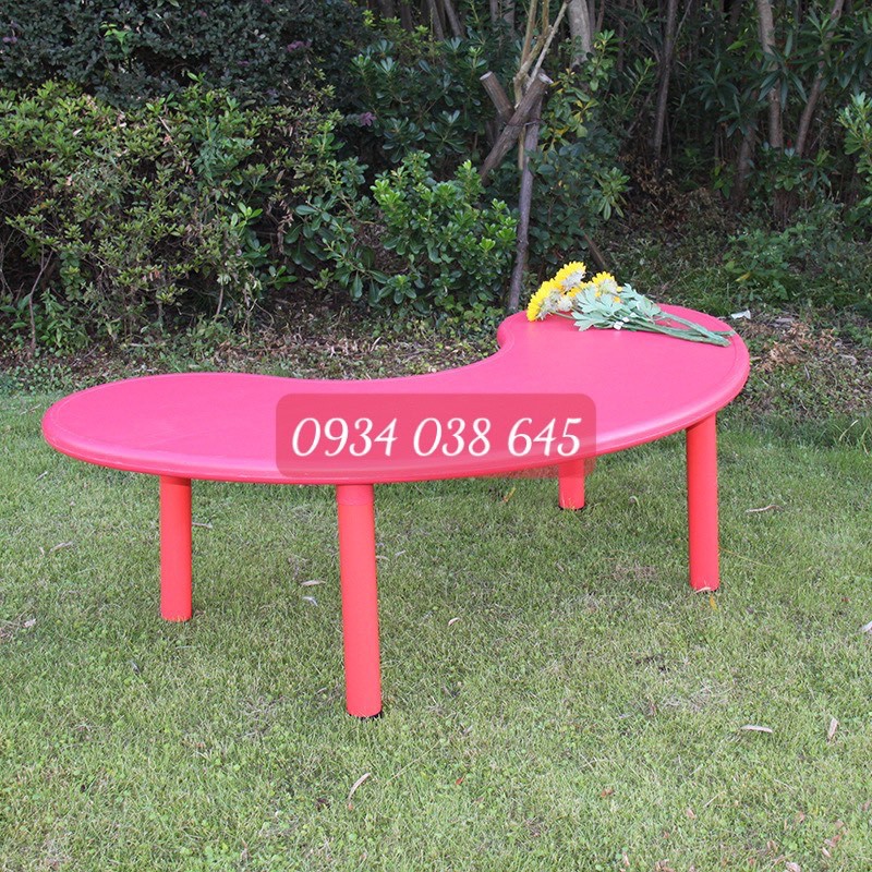 Chuyên cung cấp bàn nhựa hình vòng cung dành cho trẻ nhỏ mầm non