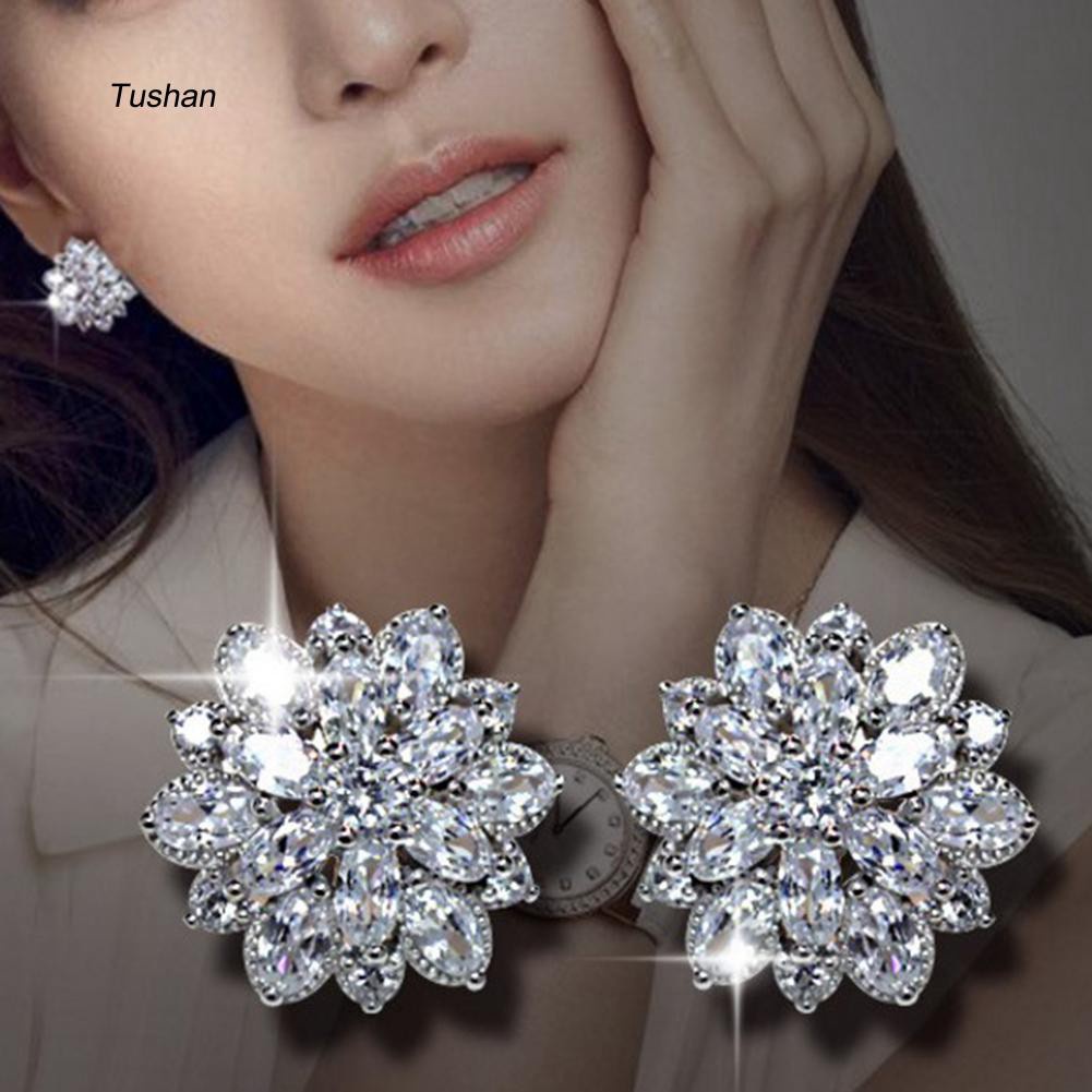 Đôi hoa tai tròn hình bông hoa đính đá lấp lánh cho cô dâu