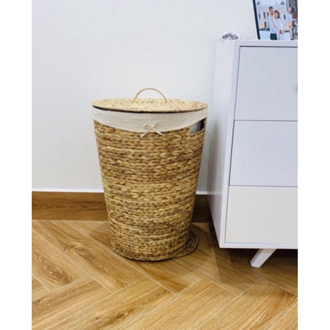 Thùng tròn lục bình đựng quần áo có nắp đậy.