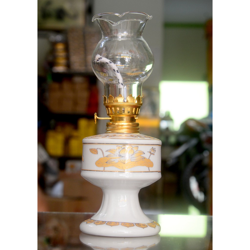Đèn dầu sứ trắng sen vàng cao 18cm
