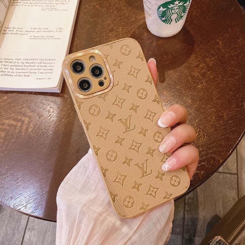 ốp lưng IPHONE L.V NÂU TÂY VIỀN CAMERA VÀNG CẠNH VUÔNG