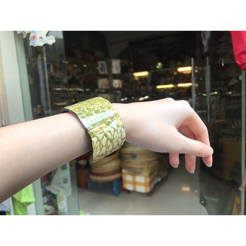 Vòng tay bản to phong cách boho