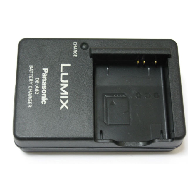 Sạc máy ảnh Panasonic DE-A82  - Hàng nhập khẩu