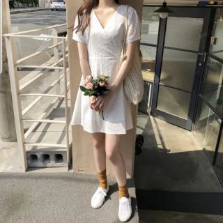 Váy trắng xô thái đắp chéo