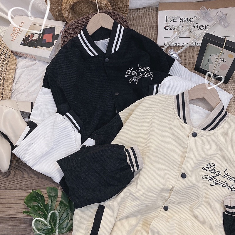 Áo khoác bomber unisex vải nhung tăm thêu chữ và nút bấm màu kem và đen freesize Pumi