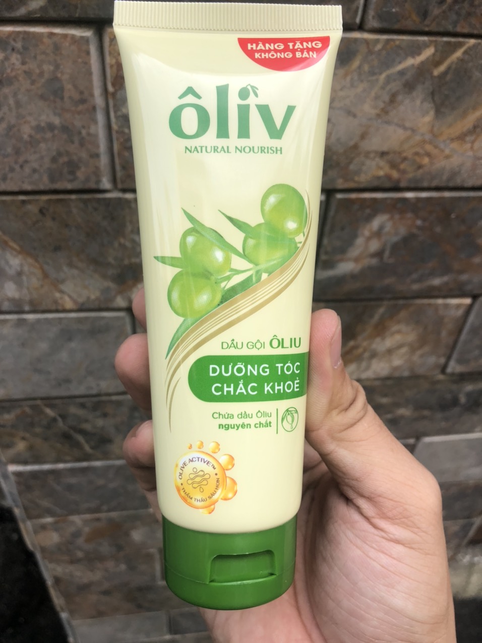 Dầu tắm dưỡng da Oliu Oliv Natural Nourish Virgin Olive Oil 650ml ( tặng 1 dầu gội olive )