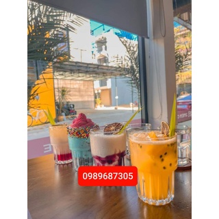 Com 6 cốc thủy tinh đựng nước ép, sinh tố, cafe