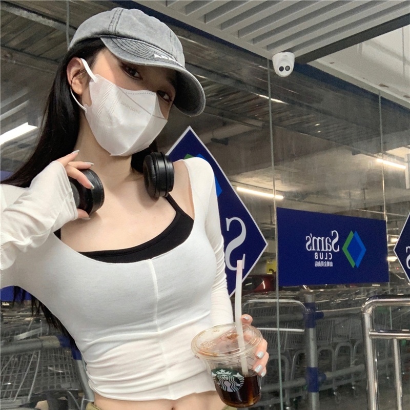 Set đồ COZOK gồm áo thun tay dài ôm dáng và áo hai dây quyến rũ dễ phối đồ hợp thời trang