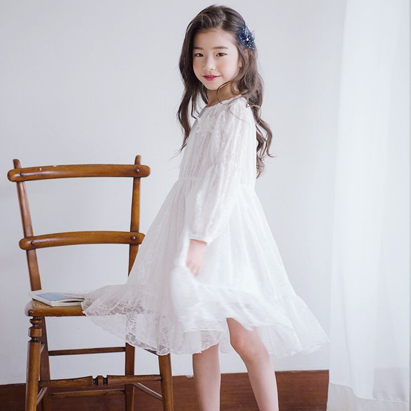 Đầm ren trắng bé gái, dáng suông, tay dài, cổ tròn, đầm dài dưới gối co giản tốt, kích thước size từ 16kg đến 52kg BG012