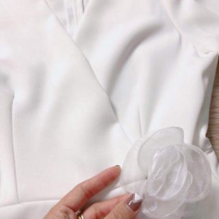 Váy trắng cổ chéo hoa eo khoá sau